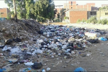  بالصور..أكوام القمامة تغزو شوارع قرية غزالة بالزقازيق .والأهالي يستغيثون