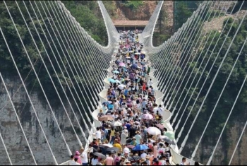  الصين تغلق الجسر الزجاجي الأطول في العالم
