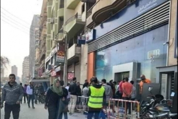  كارثة.. صور تظهر زحام وتدافع شديد بين المواطنين على بوابات البنوك في الزقازيق