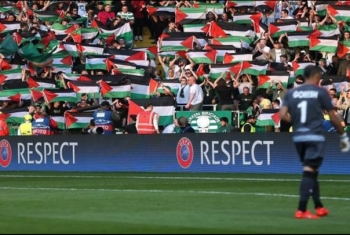  بالصور..  جماهير سيلتيك ترعب هبوعيل الصهيوني بأعلام فلسطين