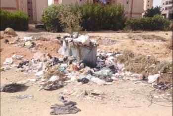  استياء بين سكان العاشر بسبب عدم تفريغ صناديق القمامة منذ أسبوعين (صور)