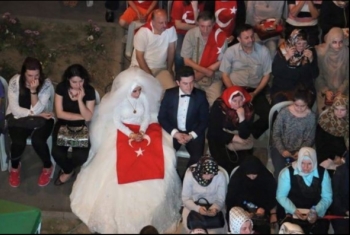  بديلا عن باقة الورد.. عروسان يحملون علم تركيا لرفض للانقلاب