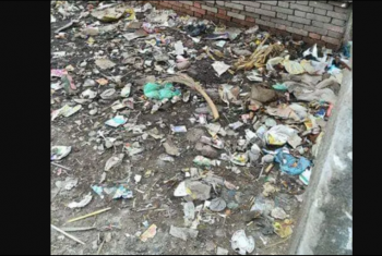  برك مياه وقمامة.. شوارع قرية منية المكرم في فاقوس تشكو الإهمال