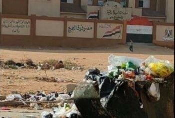  تراكم القمامة أمام مدرسة السيدة رقية بالعاشر من رمضان