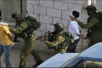  الاحتلال يعتقل طالبيْنِ وأربعة فلسطينيين بالضفة الغربية