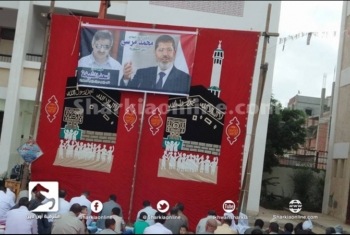  صور الرئيس مرسي تستقبل المصليين بمسقط رأسه