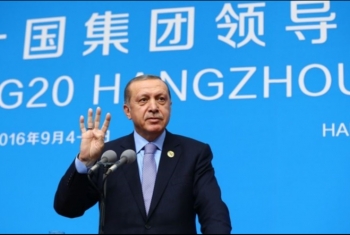  في ختام قمة العشرين.. أردوغان يرفع شارة 