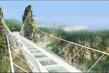  بالفيديو.. الصين تفتتح أعلي جسر زجاجي في العالم