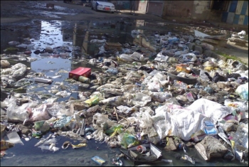  أهالي قرية مساكن طابا بأبوحماد يستغيثون بسبب القمامة والمجاري