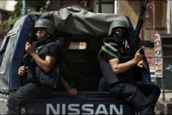  أهالي الحصوة يتجمهرون داخل مستشفي أبوكبير احتجاجا علي مقتل شاب برصاص ضابط شرطة