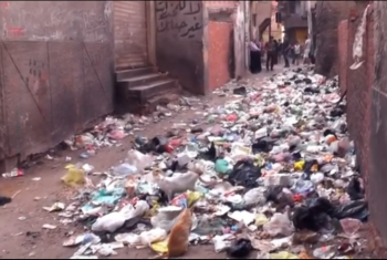  بالصور.. القمامة تهدد أطفال شارع 