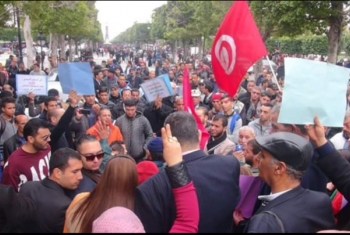  التونسيون يصعّدون رفضًا لزيارة قائد الانقلاب: لا مرحبًا بالسفاح