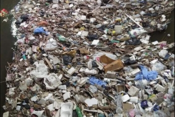  بالصور.. شكاوى الأهالي من تغطية القمامة والنفايات مياه بحر مويس بفاقوس