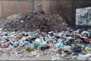  أكوام القمامة خلف مجمع محاكم بلبيس تثير غضب السكان (صور)