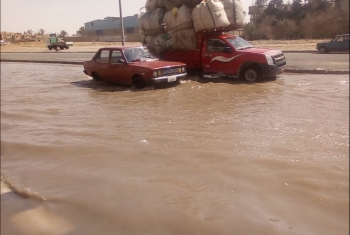  بالصور.. المياه تغرق شوارع العاشر بعد انفجار ماسورة