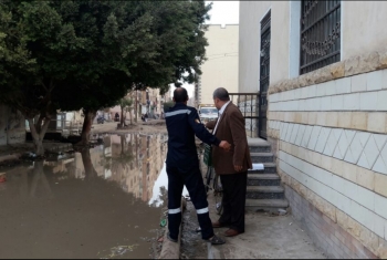  مياه الصرف تحاصر عيادة التأمين الصحى ببلبيس