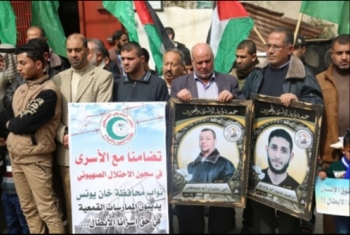  حماس تنظم وقفة تضامنية مع الأسيرين القيق والبرغوثي بخان يونس