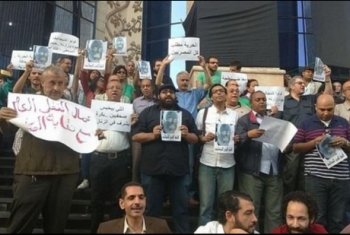  هتافات الصحفيين أمام النقابة:قولوا للنيجاتيف جوه وزارته حبس الصحفي يساوي إقالته