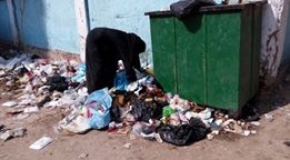  قبيل العيد.. شوارع بلبيس تعجُّ بمياه الصرف وفقراء يقتاتون من القمامة