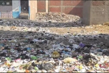  بالصور.. القمامة تحاصر شوارع بلبيس وسط غياب المسئولين
