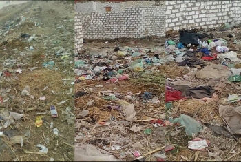  بالصور.. القمامة تغطي مدخل قرية تلبانة بمنيا القمح