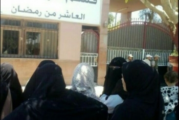  أهالي المعتقلين يتظاهرون أمام معسكر قوات العاشر لرفع الظلم عنهم