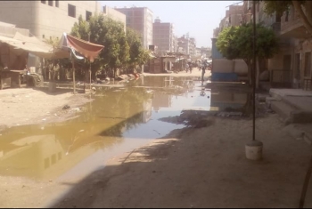  بلبيس| حي السوق يغرق بمياه الصرف.. والأهالي: منازلنا مهددة