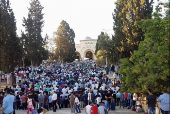  بالصور..  عشرات الآلاف يؤدون صلاة العيد في المسجد الأقصى