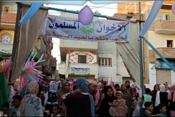  بالصور|لافتات الإخوان المسلمين تزين مصلي العيد بقرية الرئيس