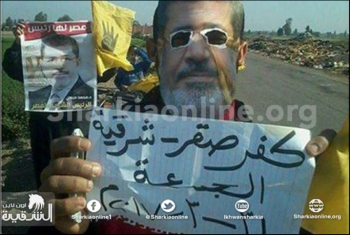  بالصور.. ثوار«كفر صقر» يحتشدون بسلاسل بشرية رفضا للانقلاب