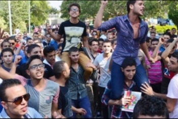  طلاب الثانوية يتظاهرون أمام الوزارة لإلغاء التنسيق وتعديل نظام التظلمات