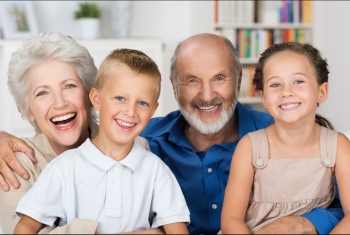  دراسة: تدليل الأجداد لأحفادهم يؤثر بالسلب على صحة الأطفال