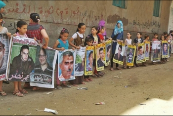  بالصور.. أبناء المعتقلين بالعزيزية يطالبون بالافراج عن ذويهم من سجون الانقلاب