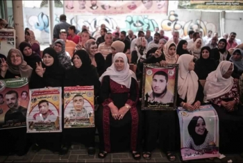  دعما للمعتقلين.. أهالي غزة يحتشدون بوقفة أمام الصليب الأحمر