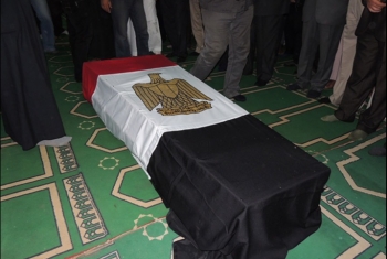  أهالي الحسينية يشيعون جنازة أمين شرطة بعد مقتله بشمال سيناء