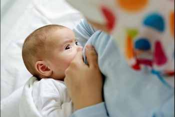  الرضاعة الطبيعية تحمي الأطفال من أمراض الكبد