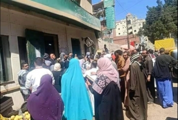 بالصور.. تكدُّس وزحام بين المواطنين أمام مكتب بريد الحسينية وسط مخاوف من 