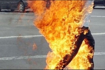  على طريقة البوعزيزي.. شاب يشعل النيران في جسده بأبوكبير