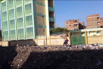  منيا القمح| انتشار القمامة بمحيط مدرسة ميت يزيد يثير غضب الأهالي