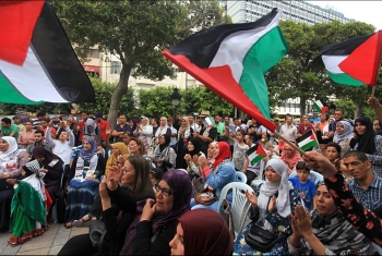  نشطاء تونسيون يحيون ذكرى الانتفاضة الفلسطينية ويتضامنون مع الأسرى