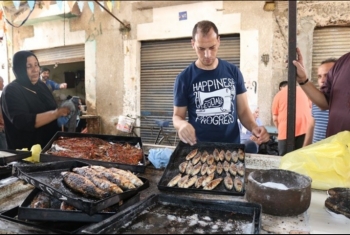  شوايات الأسماك تهدد صحة أهالي الحسينية بالزقازيق