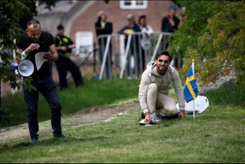 احتجاجا على حرق المصحف.. حرق سفارة السويد بالعراق وطرد سفيرها