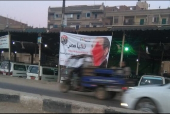  بالصور.. أهالي بلبيس يمزقون لافتات السيسي رفضًا لمسرحية الانتخابات