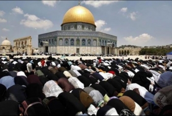  300 فلسطيني من غزة يؤدون صلاة الجمعة بالمسجد الاقصي