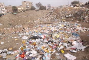  القمامة تهدد الصحة العامة في قرية 