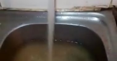  بالصور.. الأهالي يعانون من تلوث مياه الشرب في قرية العرين بفاقوس