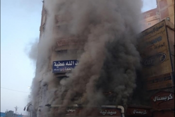  بالصور.. النيران تلتهم صيدلية التحرير بميدان المحطة في الزقازيق