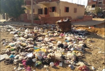  بقالها أكثر من أسبوع.. أهالي الحي 12 يستغيثون لرفع القمامة من الشوارع