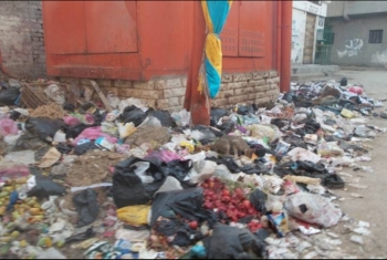 بالصور .. إضراب عمال النظافة يحول شوارع أبوكبير إلي مقلب زبالة