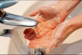  دراسة : غسل اليدين بالماء البارد يقتل الجراثيم كالساخن تمامًا